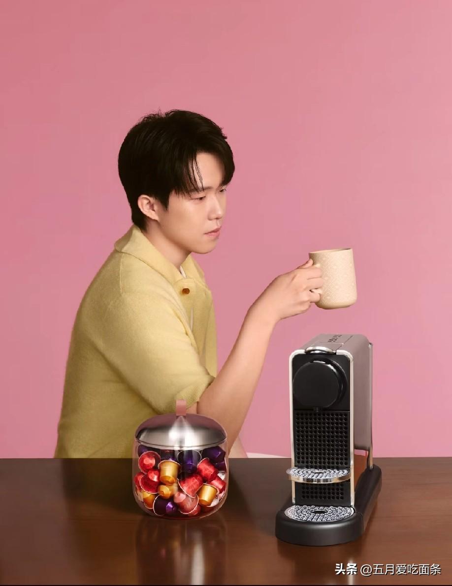 看运动员拍广告，比看娱乐圈明星拍广告，更有意思，更新鲜。
因为看习惯赛场上的运动