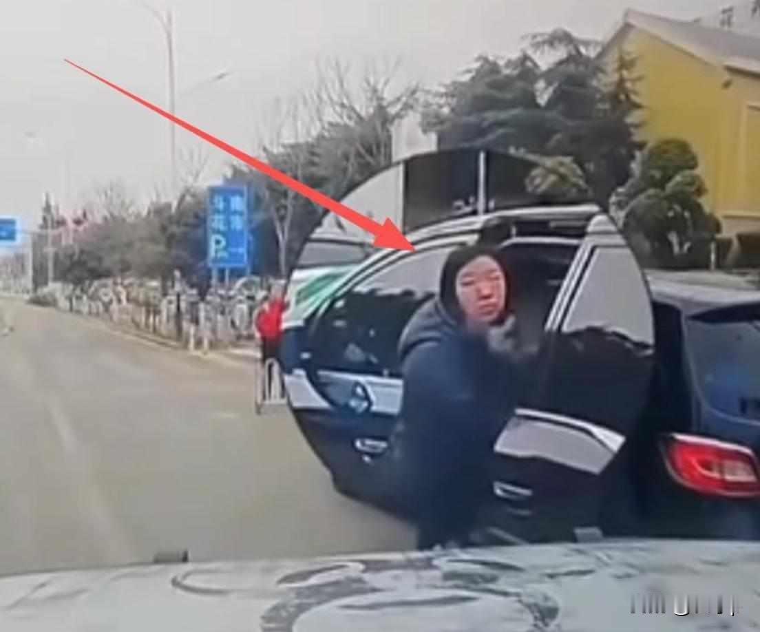 违停不说还慢悠悠的收拾东西
还竖中指，最近昆明的这个大妈
确实有点过了
不过视频