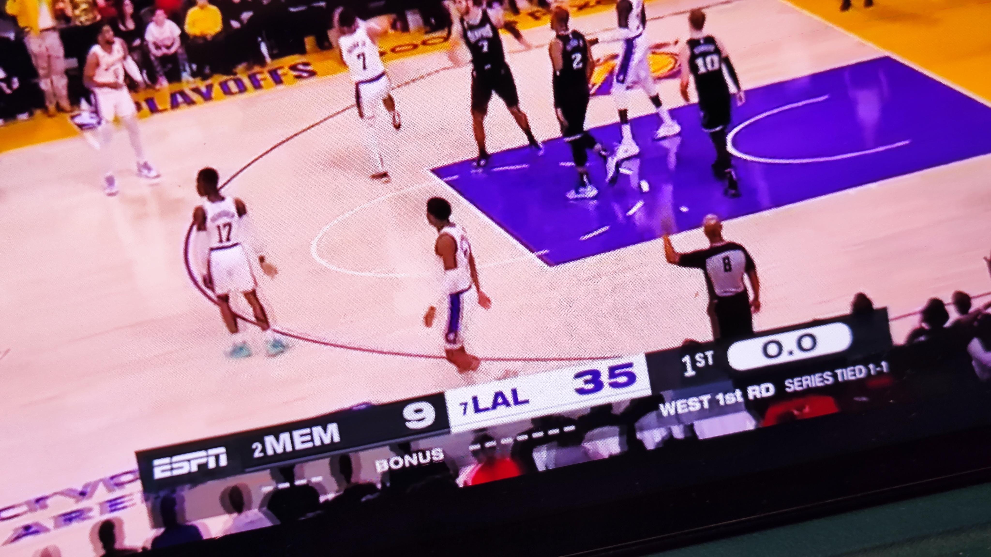 第一节35比9，据说9分创造了NBA季后赛单节最低得分纪录。不过觉得湖人还是不要