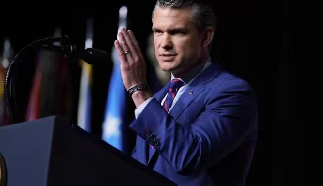 美国国防部长赫格塞斯（Pete Hegseth）近日突然开铡，开除海军部长幕僚长
