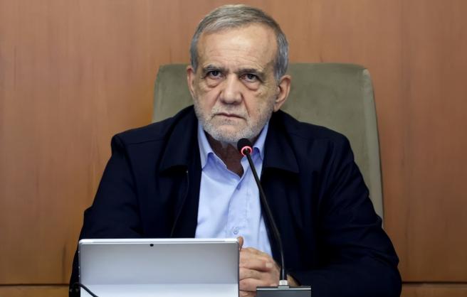 这32天，伊朗的态度像坐过山车一样，从“血战到底”直接滑到了“只要一个保证就行”