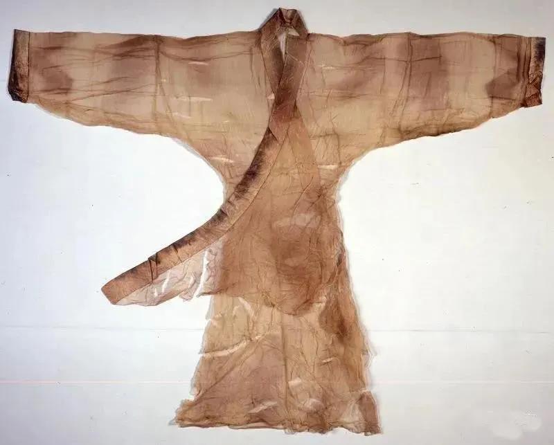 直裾素纱禅衣（现藏湖南省博物馆）

西汉，1972年湖南长沙马王堆一号墓出土。交
