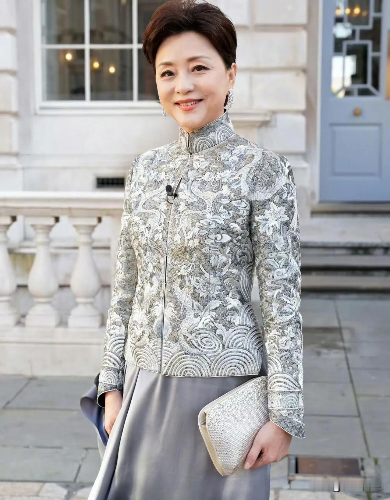 杨澜，最新露面。

9月18日，杨澜在英国发了条动态，晒出自己在萨默塞特宫办展的