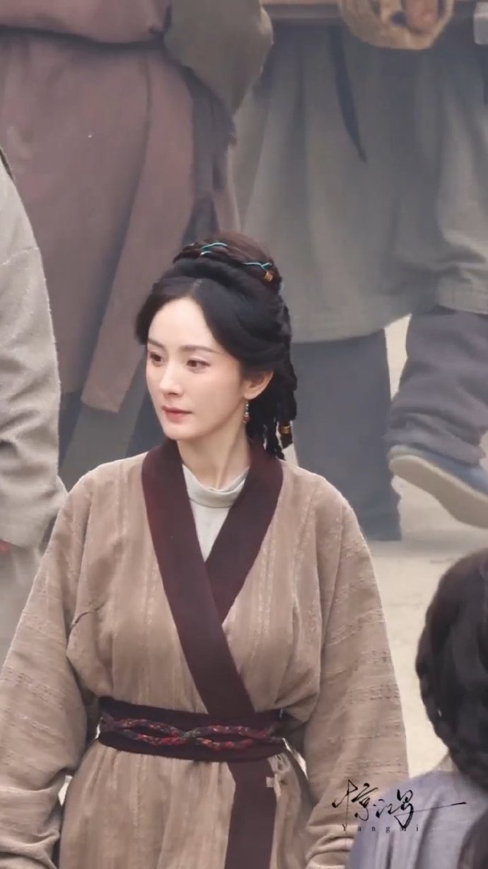 杨幂冯湮儿太后微服私访幂幂子也太美了！ 状态好绝，淡妆浓抹总相宜！！真是越来越期