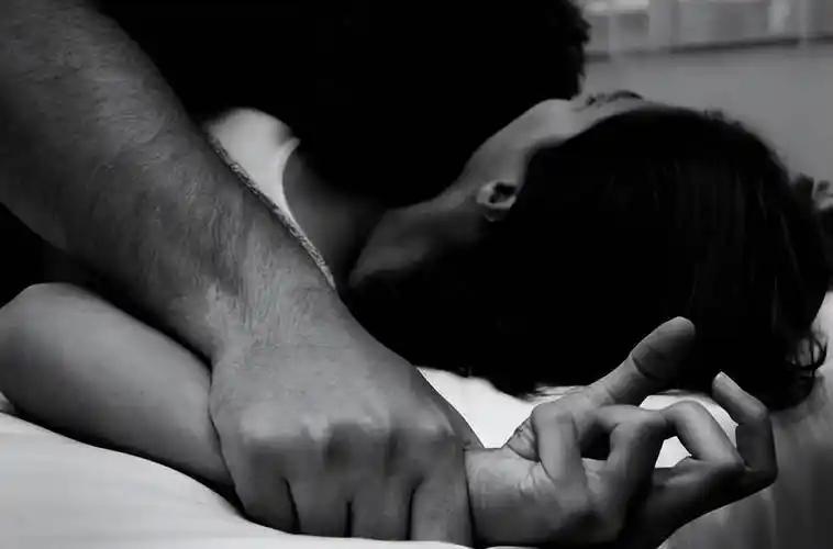 湖北荆门，男子凌晨持刀潜入21岁女子家中，强行和女子发生了两次亲密关系，事后又用