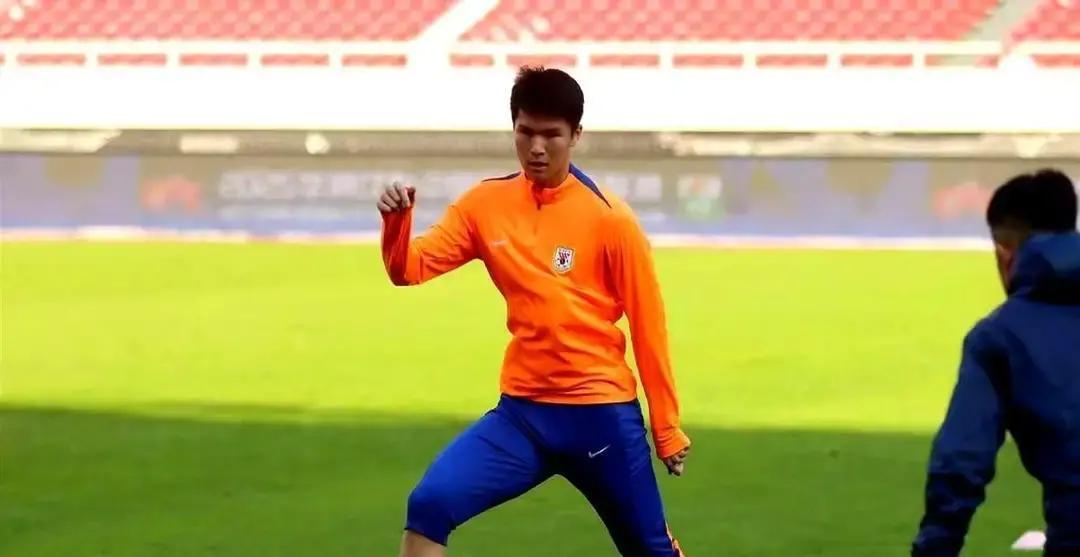 经纪人熬夜炒作身价？山东泰山一纸合同锁死5名U21到2027年。合同里埋了“职业