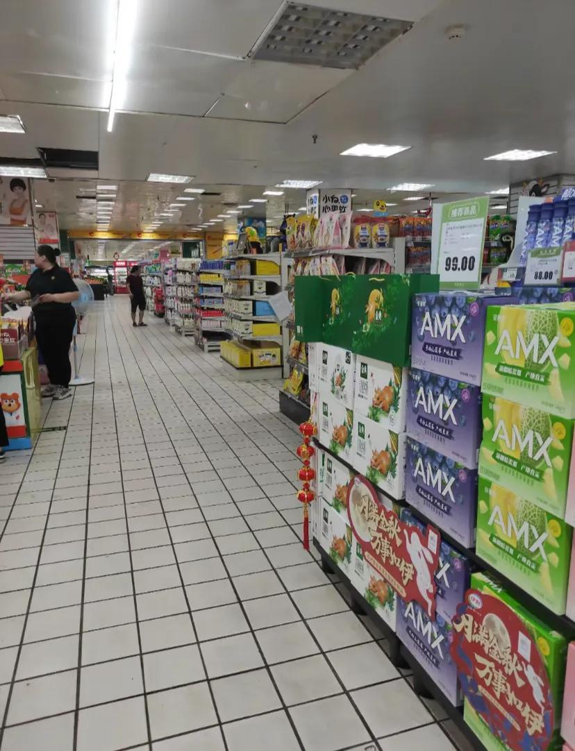 超市是不是渐渐的都要消失了?
连民族宫的华联都缩水了，还有好几个以前经常去的也关