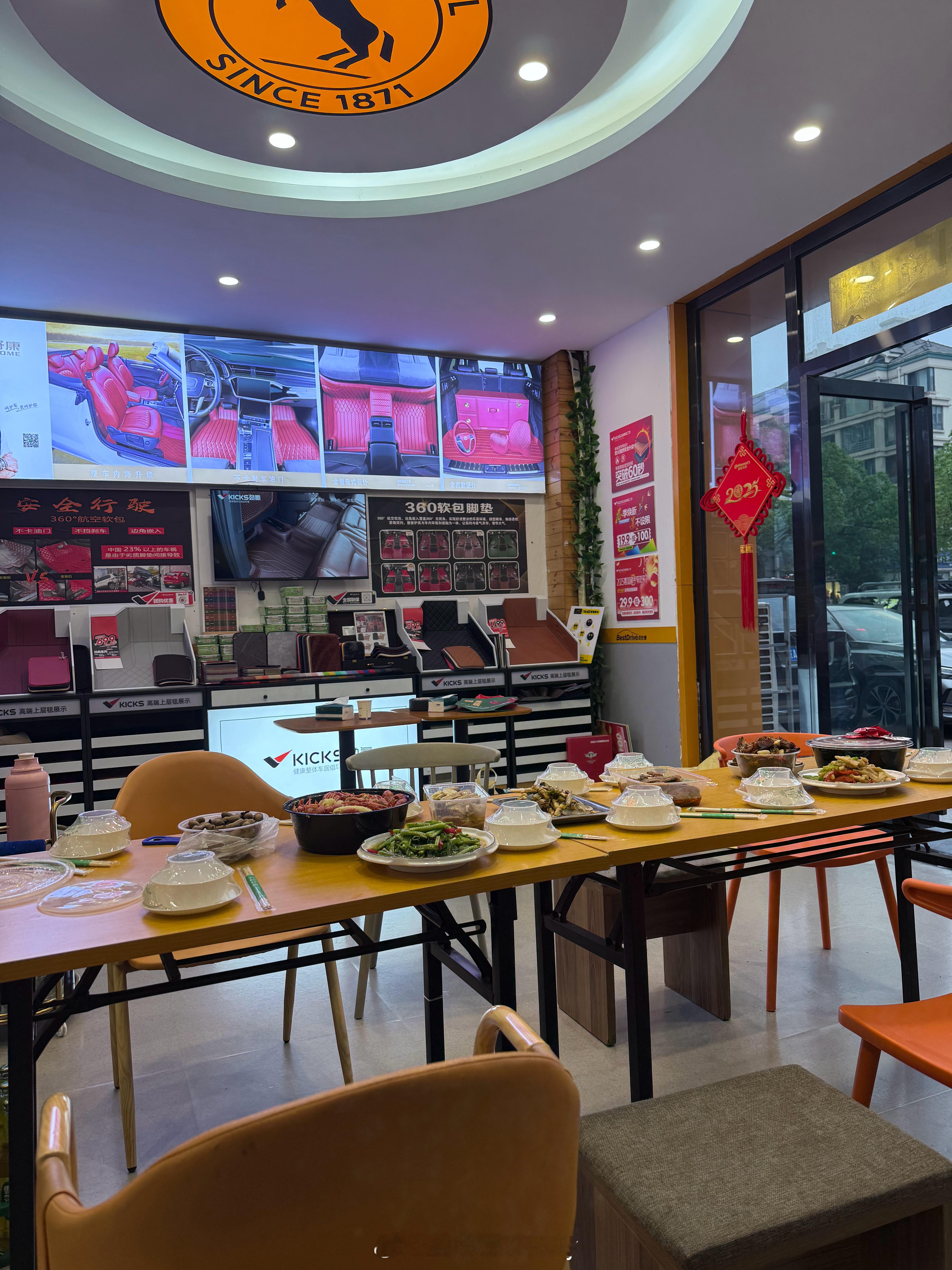 第10086来楼下的修车店，一进来还没坐下来被他们的小饭桌给惊讶住了，夏天龙虾小