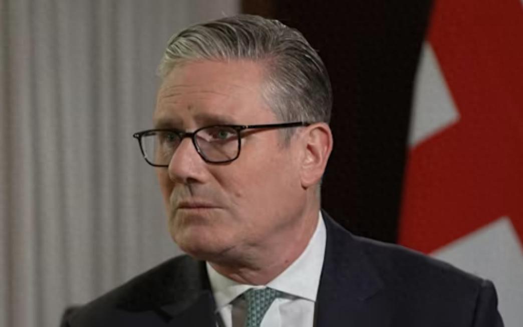 英国首相这是彻底栽了？

两年前，施凯尔率领工党拿下国会6成以上席位，风风光光当