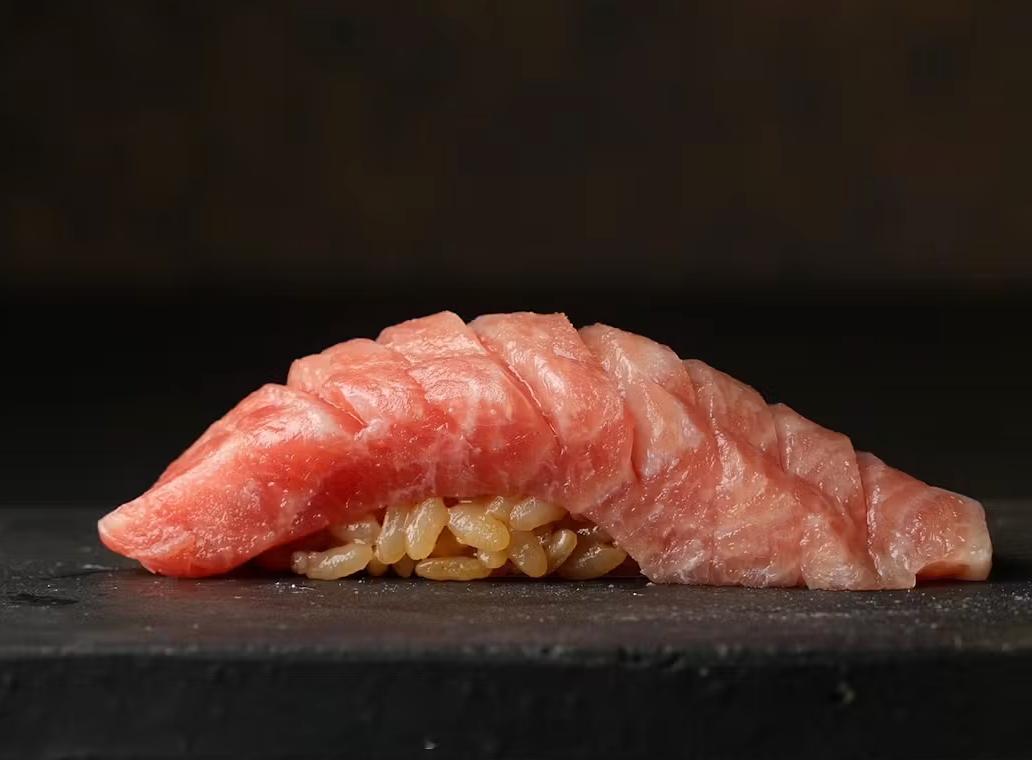 【大阪 寿司】鮨 彩月如果在梅田想找一家环境安静、料理完成度高，又适合约会或纪念