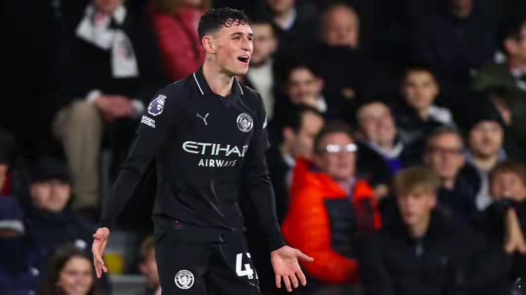 豪门悲喜夜：曼城险胜巴萨逆转领跑12月3日凌晨，欧洲足坛上演两场跌宕起伏的豪门对