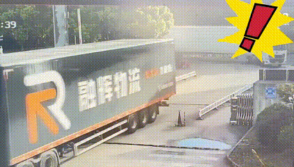 这名长发人类骑着小电驴，向大货车发起了死亡冲锋。
交通安全警示教育视频，超长大货