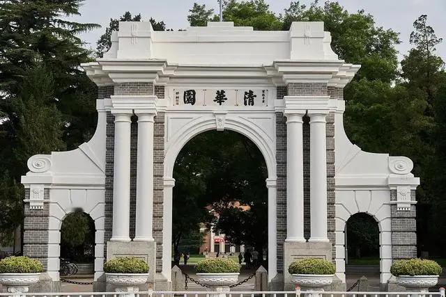 7月13日起，清华大学校园对外开放参观。需要网上实名预约。7月8日北京大学也开放