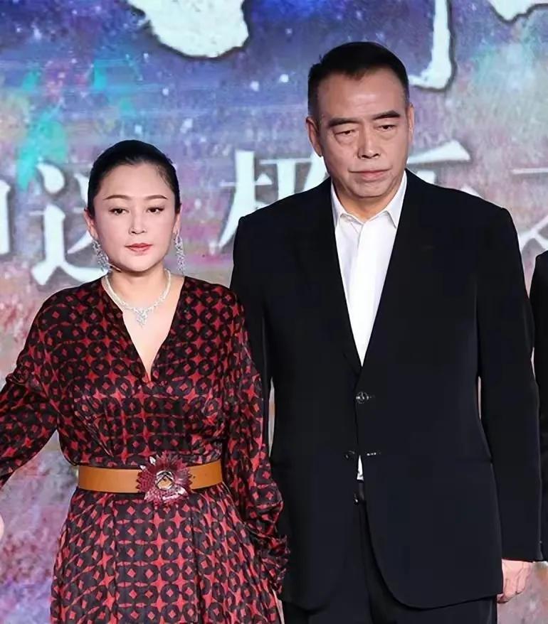 天哪！陈红现在发福成这样了。
她年轻时候，那叫一个美绝，曾被网友投票“内陆地第一