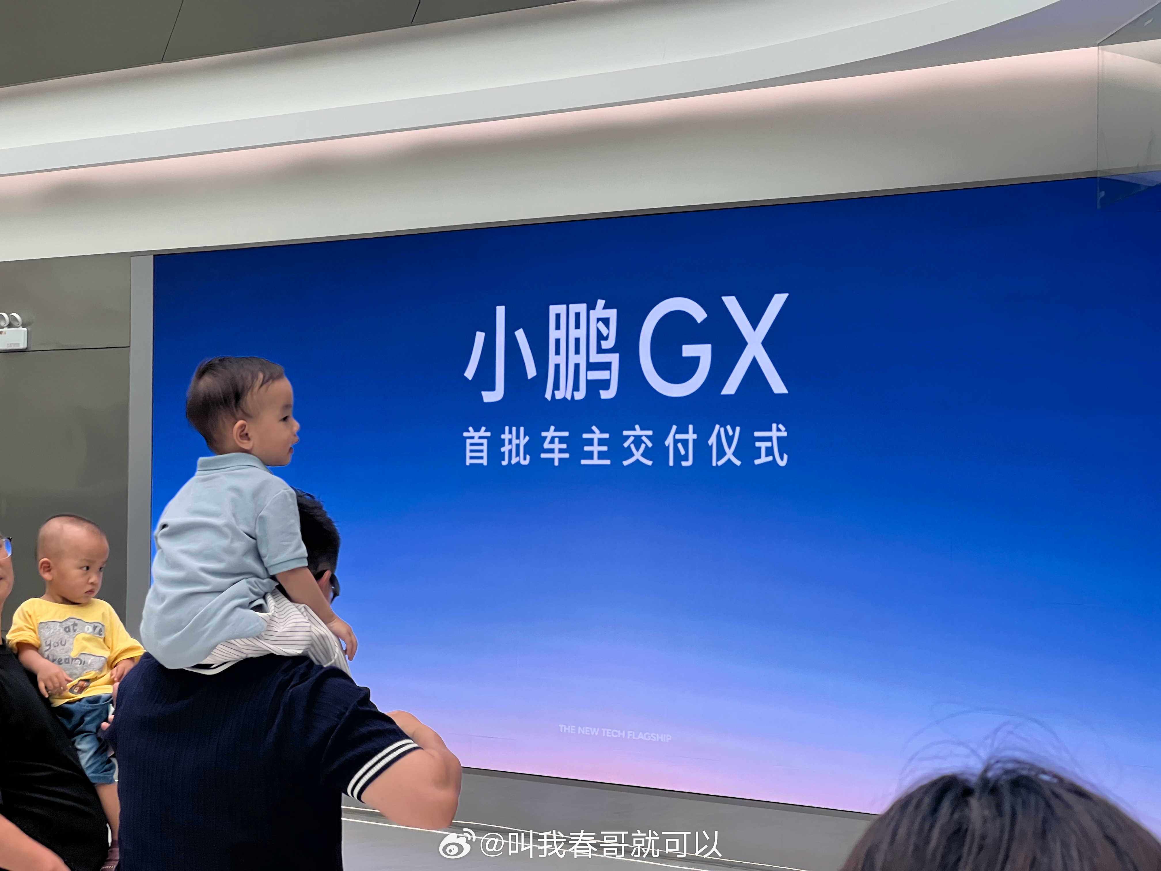 小鹏GX开启大规模交付小鹏这交付速度很快，很多车主是带着娃来的，男车主居多，看来