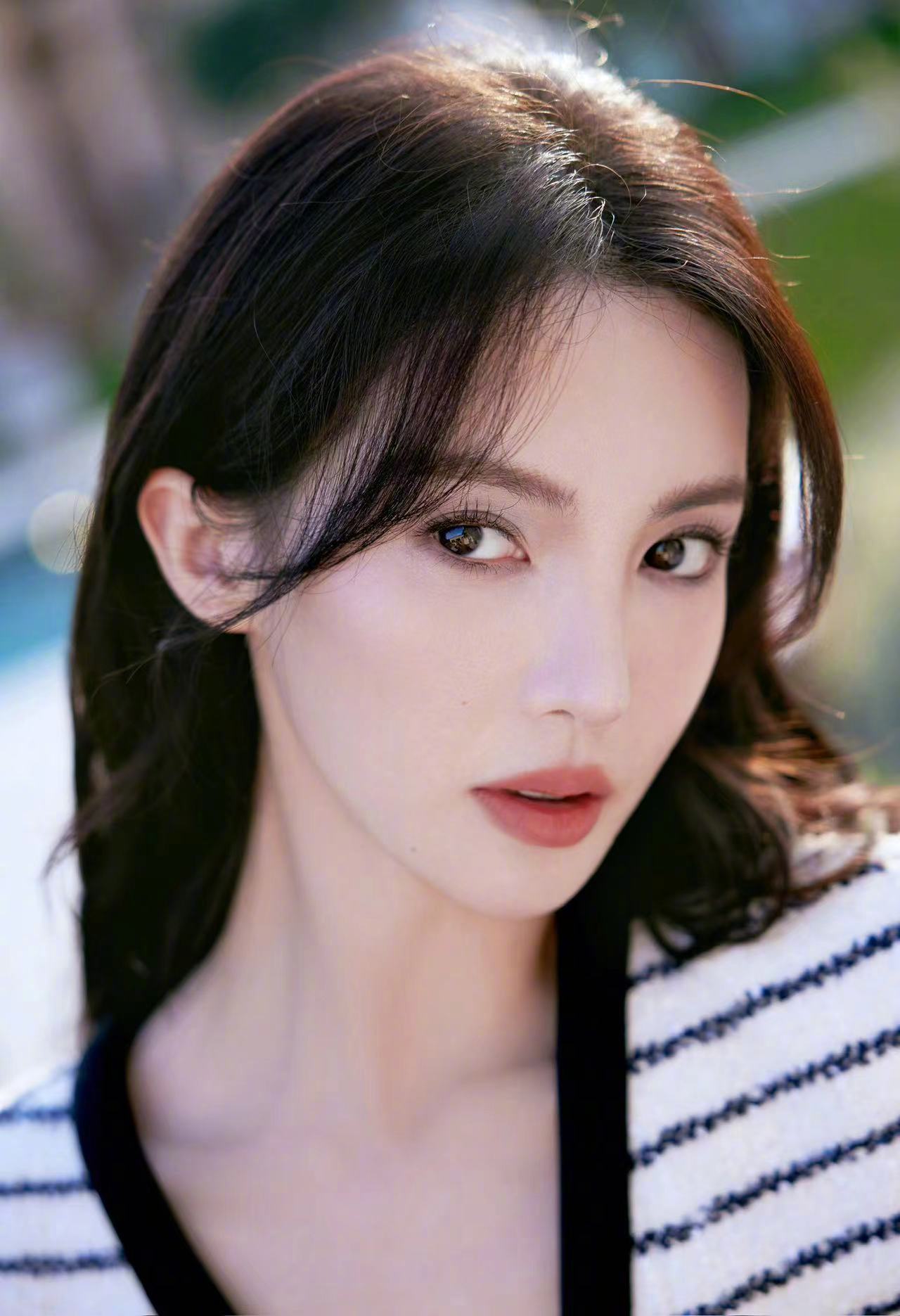 #金晨深V夹克#最新造型，深V黑白条纹夹克，好敢穿啊！看似日常但其实好多小心思～