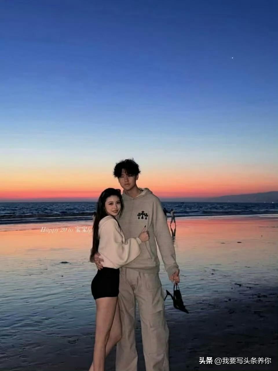 汪峰怕是还没回过神来。
自己看着长大的女儿，
一转眼就大方地挽着别人晒合照了。