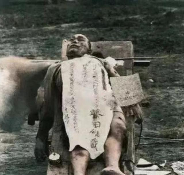 1939 年，日军王牌飞行员藤田雄藏跳伞后，竟用手枪打死发现他的中国船工。我军战