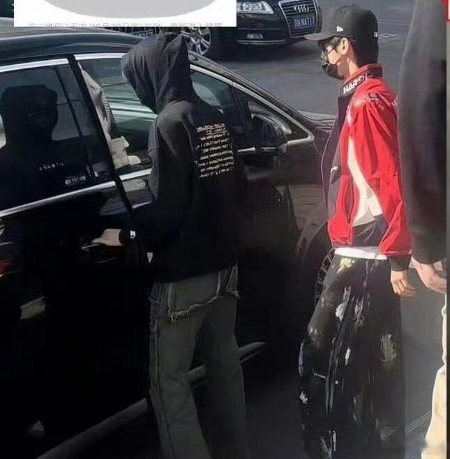 哦莫！这三人碰一起 李飞是在给他俩规划未来发展方向吗#李飞张峻豪余宇涵一起聚餐#