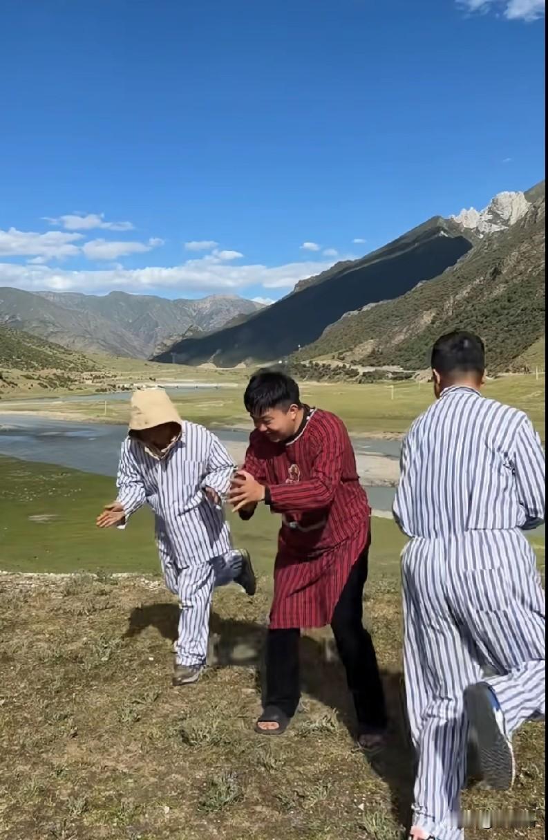 跟着李要得一起旅游的师傅说话每一句都是金句“拉沙，拉水，拉人”，黄色法拉利耀眼一