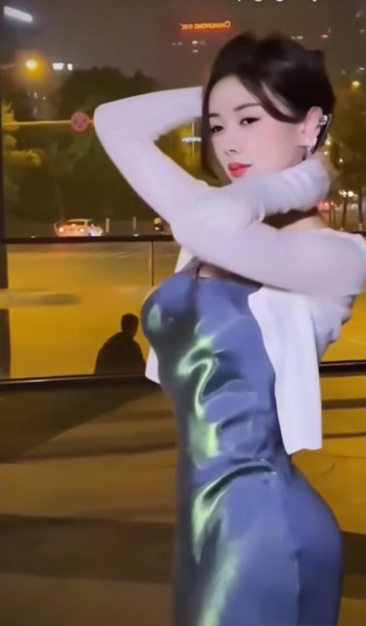 上联：风吟万壑悠
下联：月诵百水阔