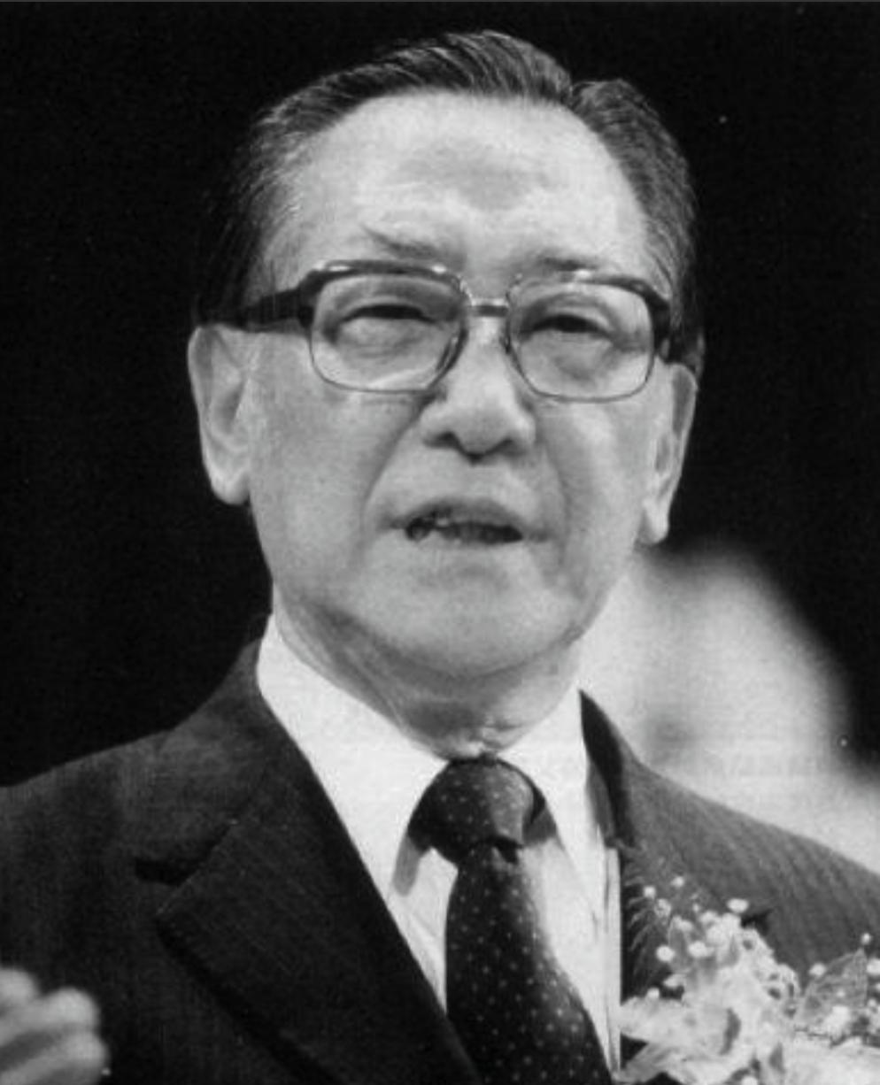 1997年，81岁蒋纬国病逝。宋美龄查账，惊见欠债1600万。她无奈叹道：“恶习