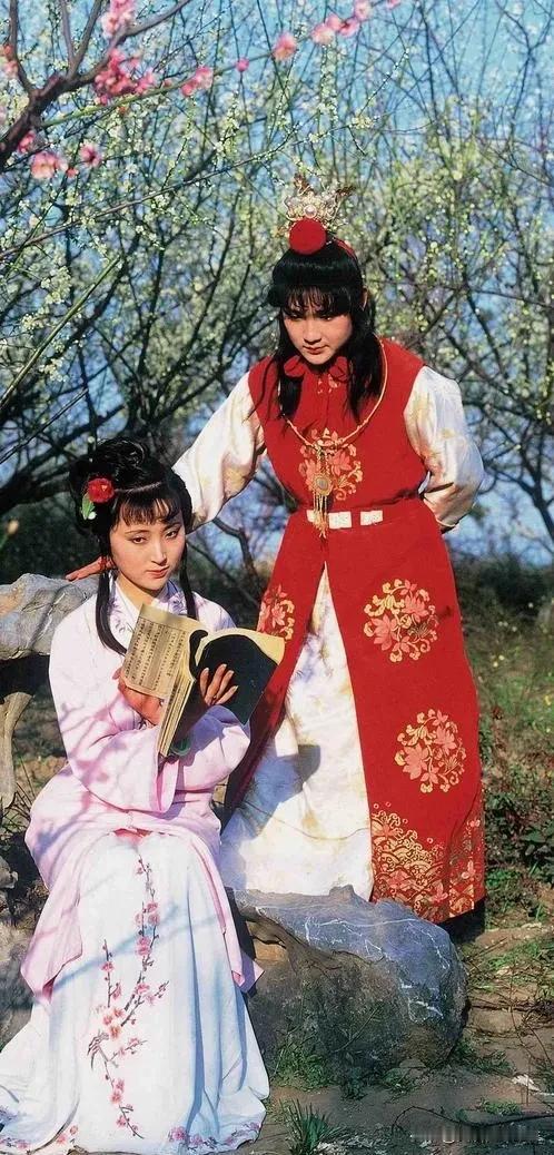 #上联：浅看红楼终是梦，怎么对下联#

下联：深探西游缘难记

《红楼梦》通过宝