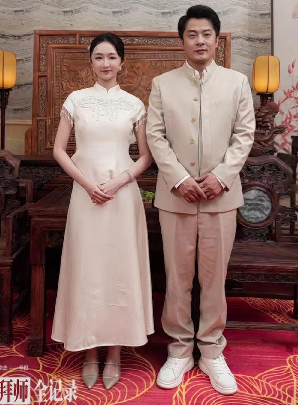 “辛巴5次退网，又高调回归”这样的高度一致的报道，快速复制疯狂传播，且大把的有影
