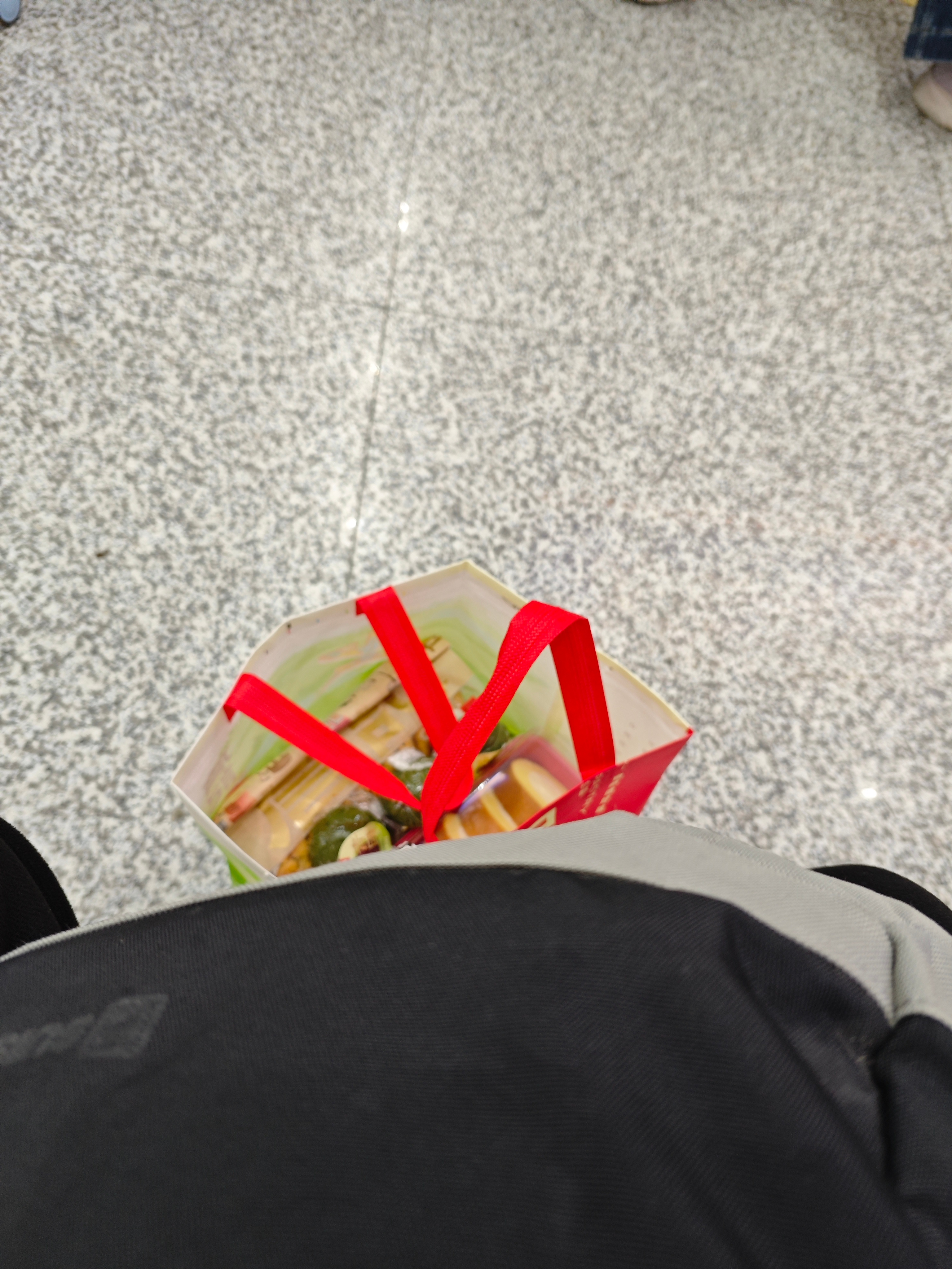 又来芜湖高铁站了!感觉要废了，下午还在神山公园，这会来火车站了，晚上回武汉!见见