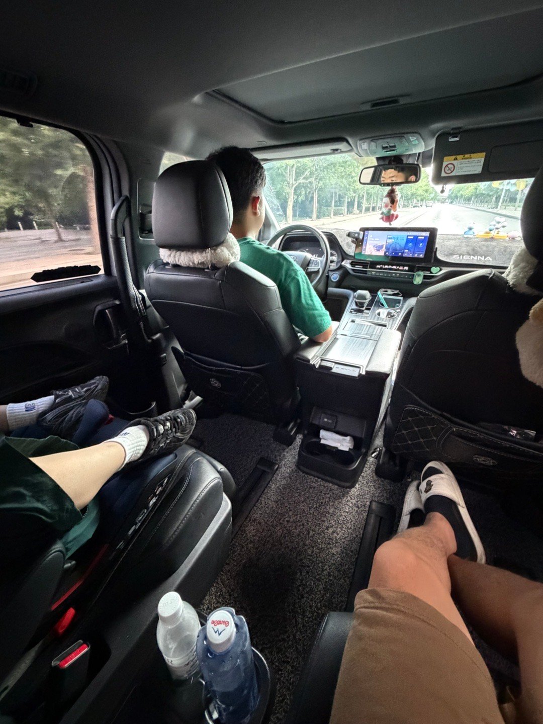 塞纳果然带娃神车，孩子困了，直接就在车里睡了。当然了，原地停着睡不着，腾飞就开车