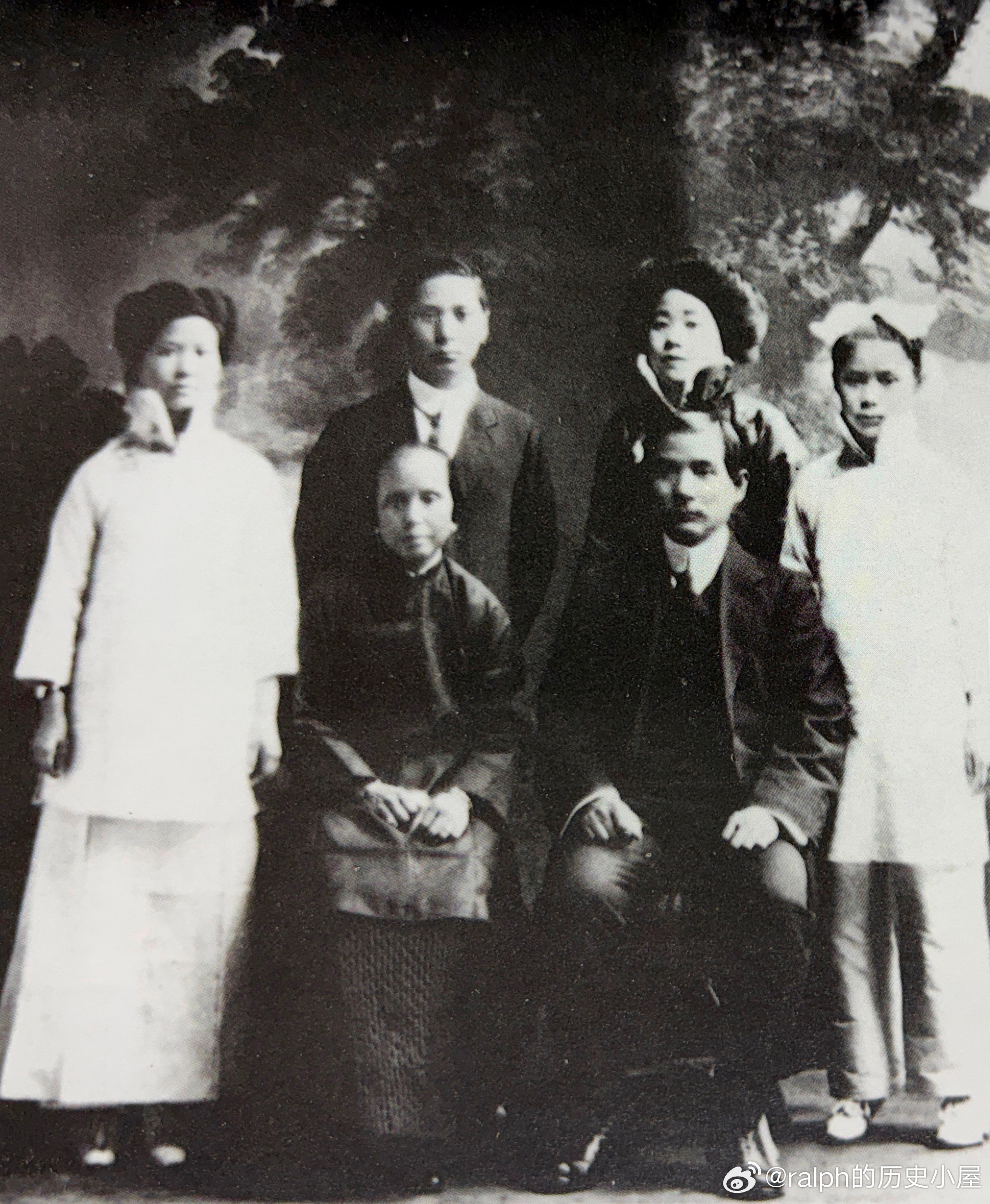 1912年5月孙中山全家在广州合影。前排左起卢慕贞、孙中山，后排左起孙娫、孙科、