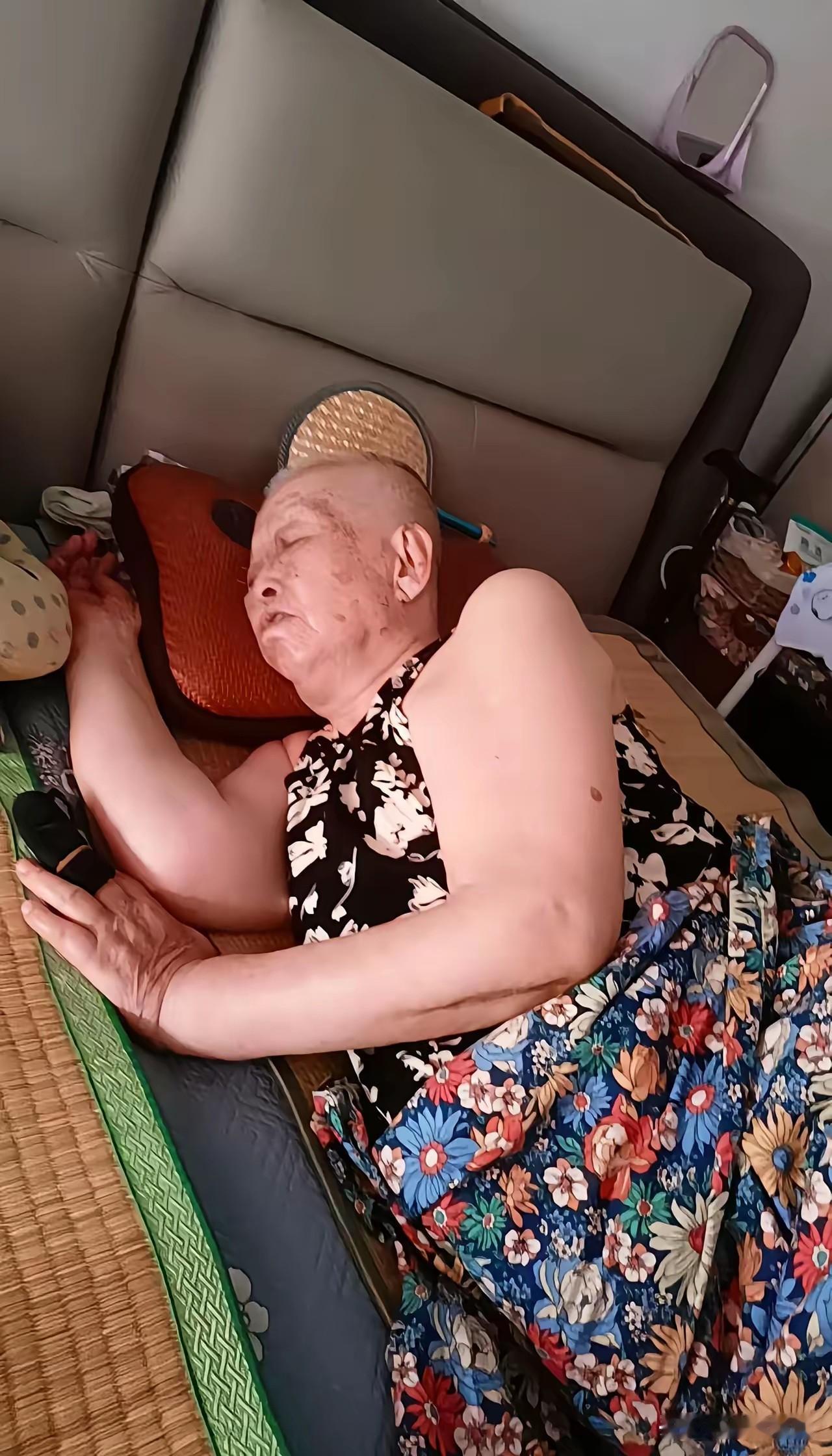 我的老娘今年八十六岁，我已经贴身伺候了十多年。 常常听见别人说，有妈就有家，能有
