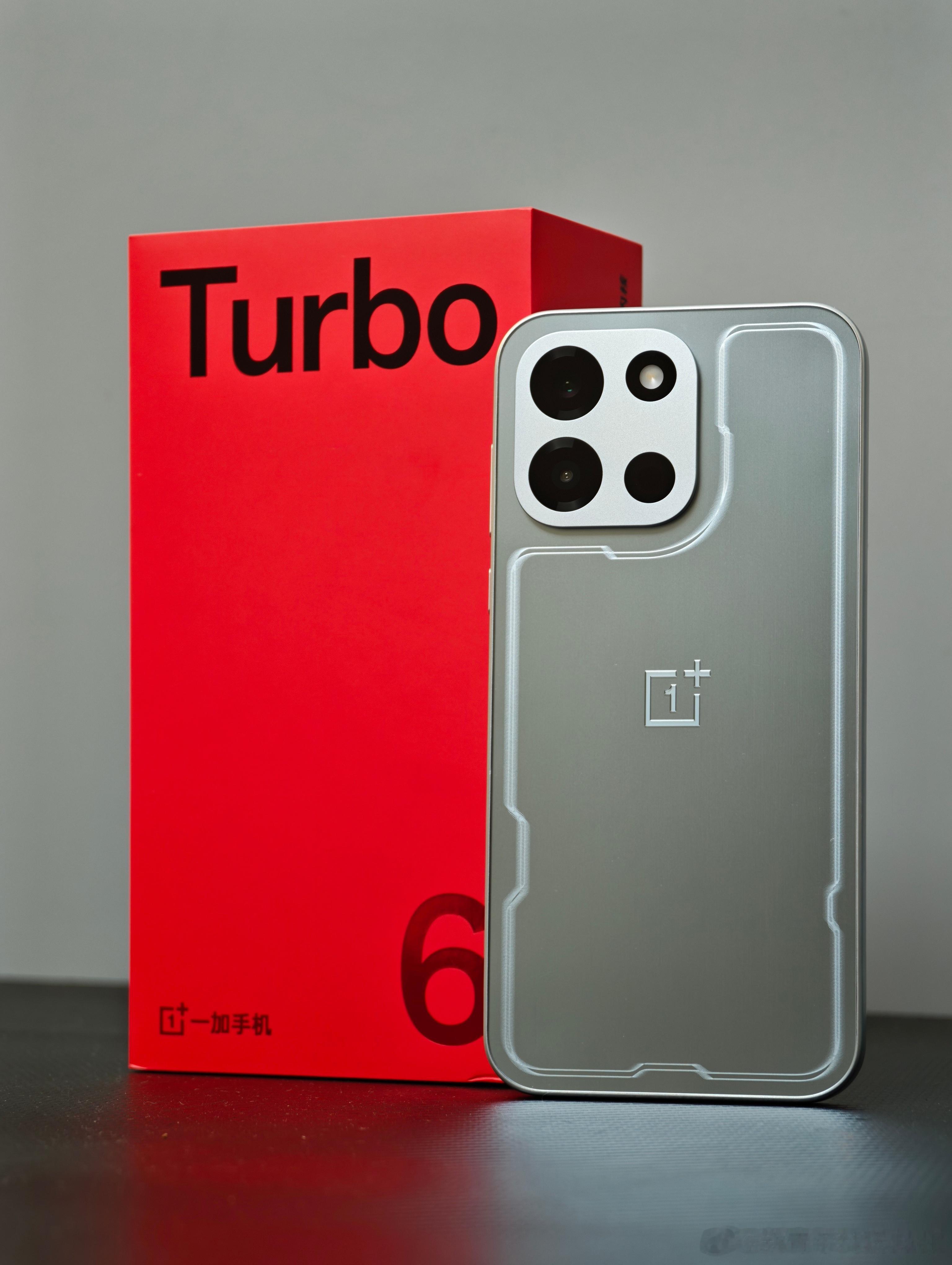 一加Turbo 6真机「追光银」实拍采用 3D 全息雕刻工艺，超薄金属魔方Dec