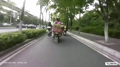 这样子超车可不太好哦