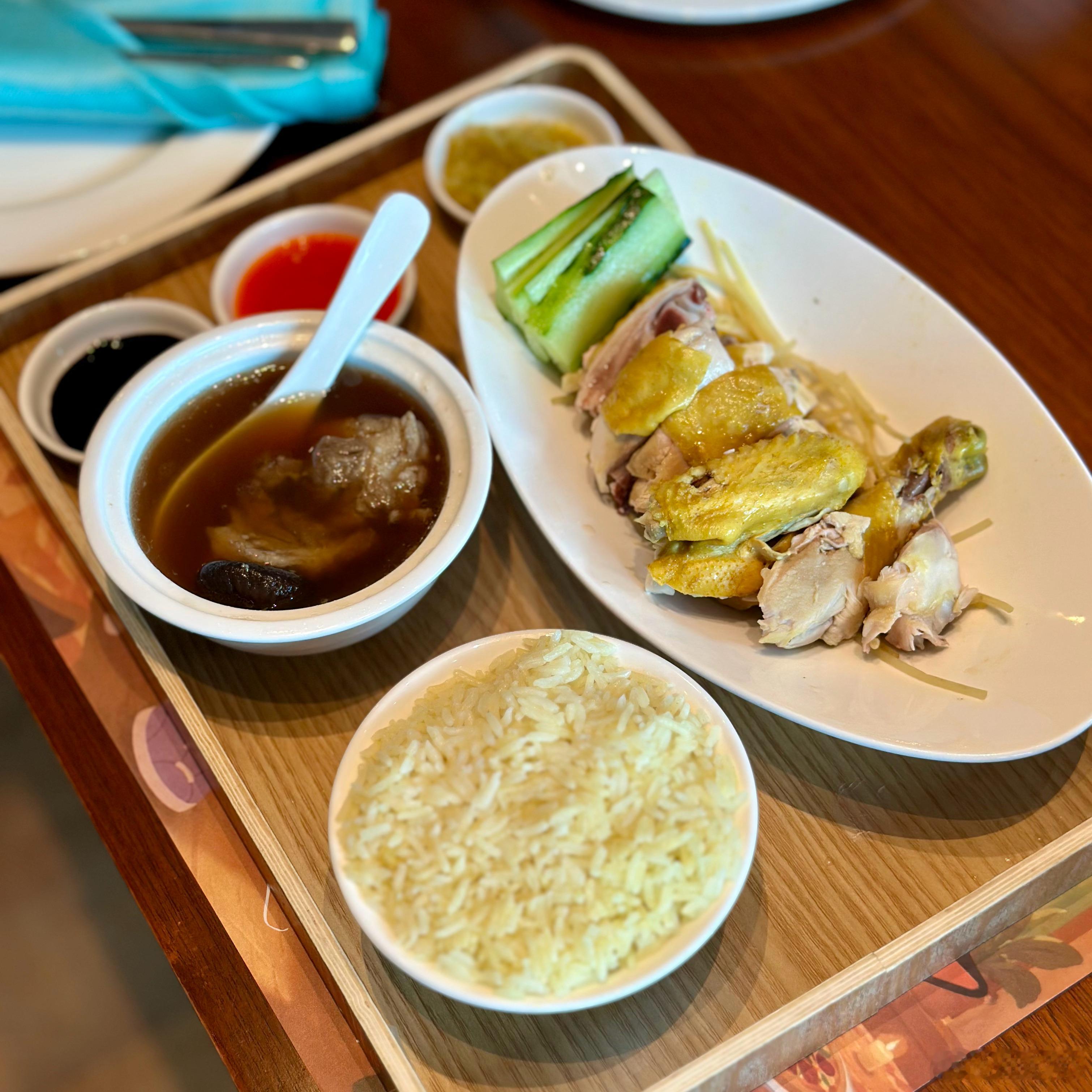 周末到峨眉山小住，午饭在酒店里吃海南鸡饭套餐。用料扎实，味道不错，49元，值回票