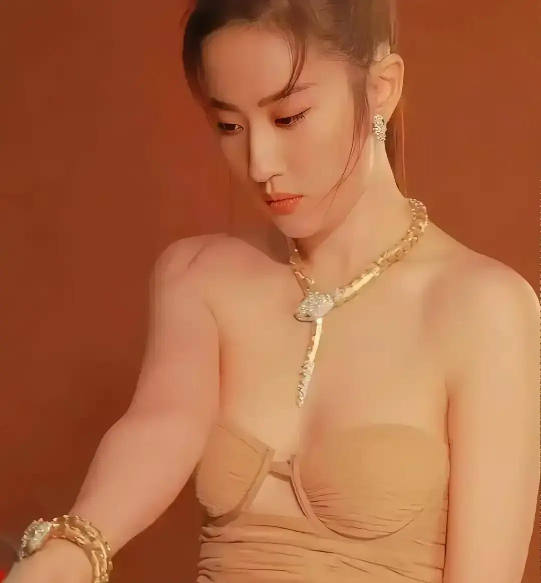 刘亦菲这组VOGUE大片，我看完第一感觉就是，可惜了。
 
都说要搞“未来复古风