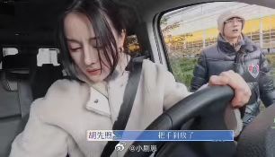 胡先煦是沈腾迪丽热巴的水印吧谁懂啊！胡先煦又劝沈腾坐副驾，之前还提醒热巴手刹，真