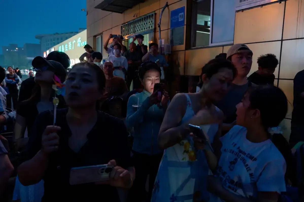 这张照片显示，北京的“吃瓜”民众要准备目睹美国联邦政府总统的空军一号即将抵达首都