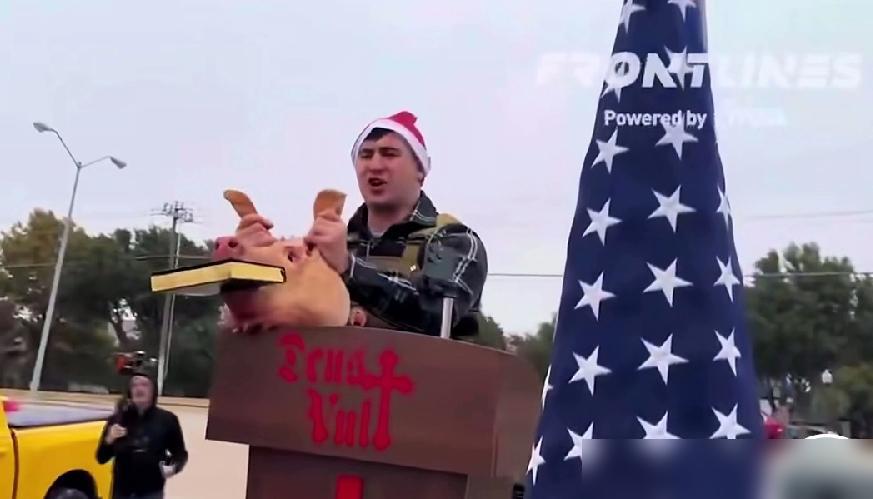 把古兰经放在猪头嘴里！

刷到个让人心里堵得慌的视频——一个美国人把穆斯林视作信