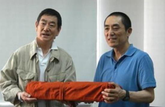 张艺谋坦言：2008 年筹办奥运期间，高仓健特意赠予他一把日本名刀，翻译透露其价