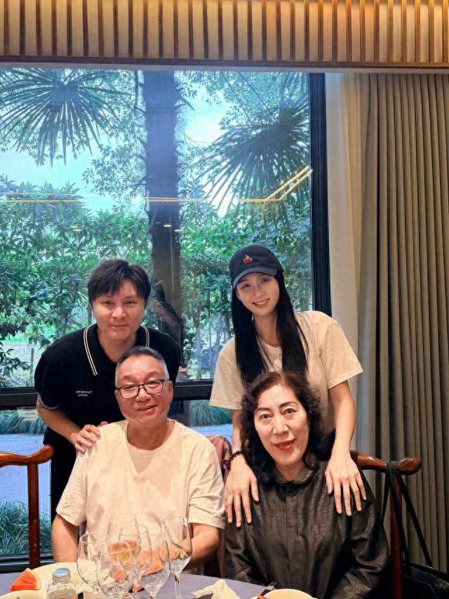 十年坚守，陈乔恩陪伴乔任梁父母，这份友情格外动人