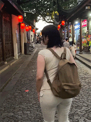 走在古色古香的老街石板路上，青石板凹凸错落，承载着岁月沉淀下来的烟火气息。古式屋