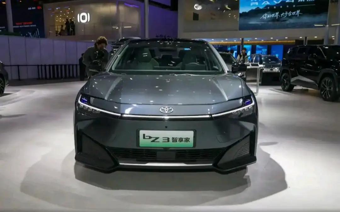 一汽丰田bZ3外观设计，贯穿式尾灯与前脸相呼应，点阵状灯珠造型在夜晚点亮后极有辨