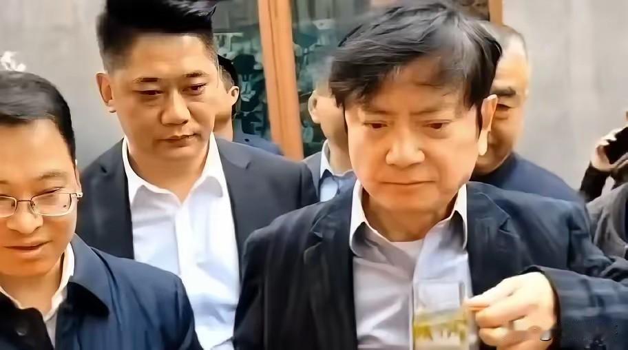 郑强这人，真的不查不知道，一查吓一跳。谁能想到啊，一个65岁的老头，退休了不好好