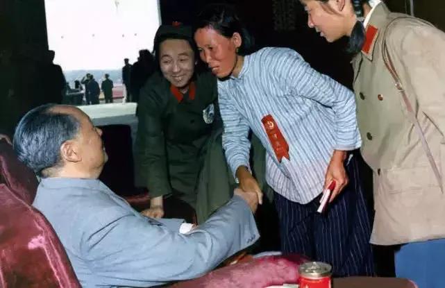 毛主席干成的几件大事，哪一件都可以彪炳史册！
第一，让中国人站起来了。
他领导革