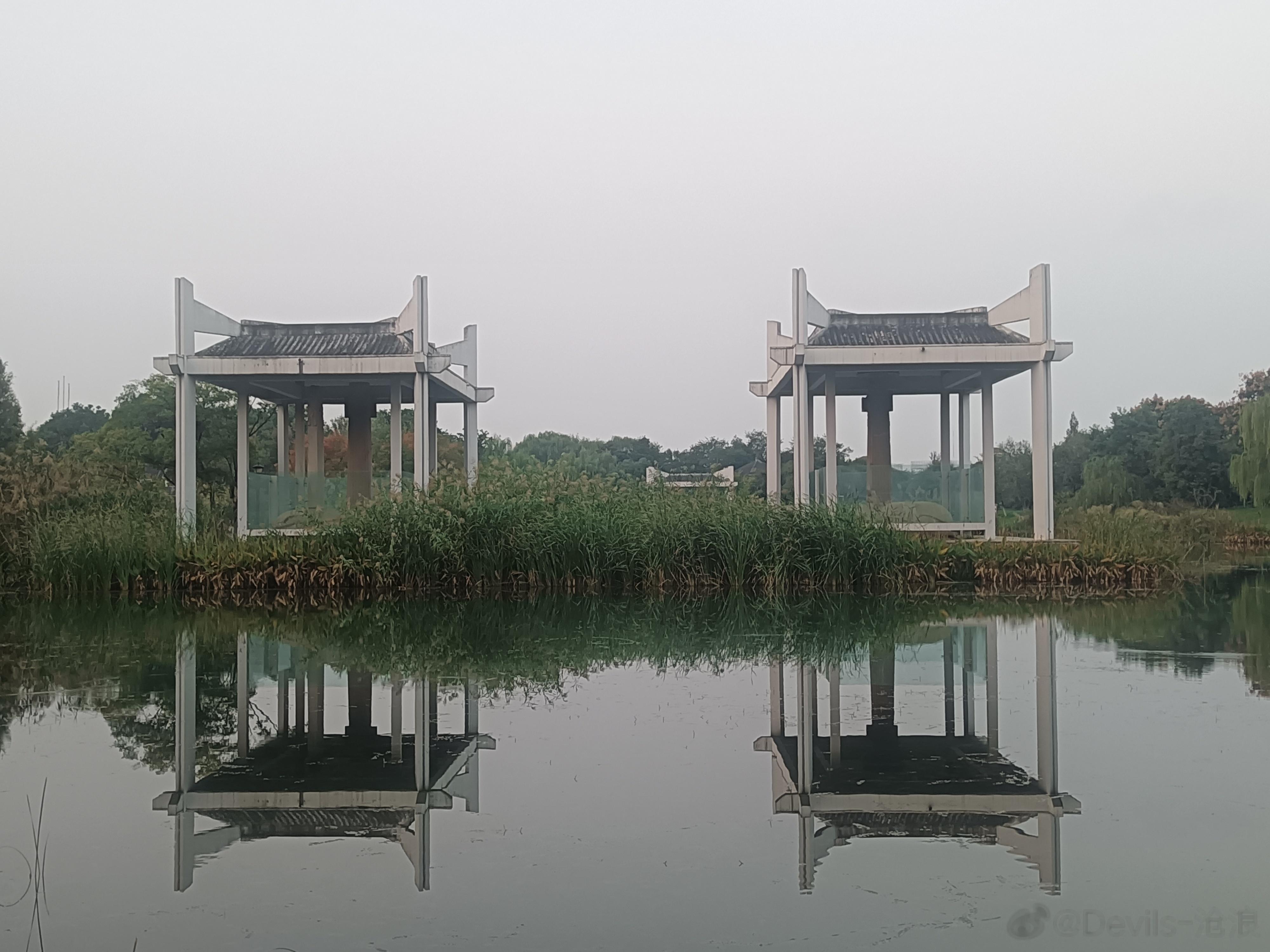 南京萧宏墓摩崖石刻，保存很好，但加了罩子 ​​​
