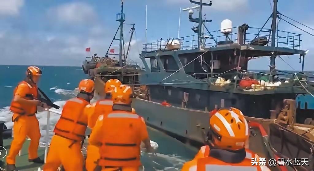 台湾澎湖海巡署巡逻舰艇18号在西屿附近海域，以非法“越界”捕捞的名义擅自扣押在该