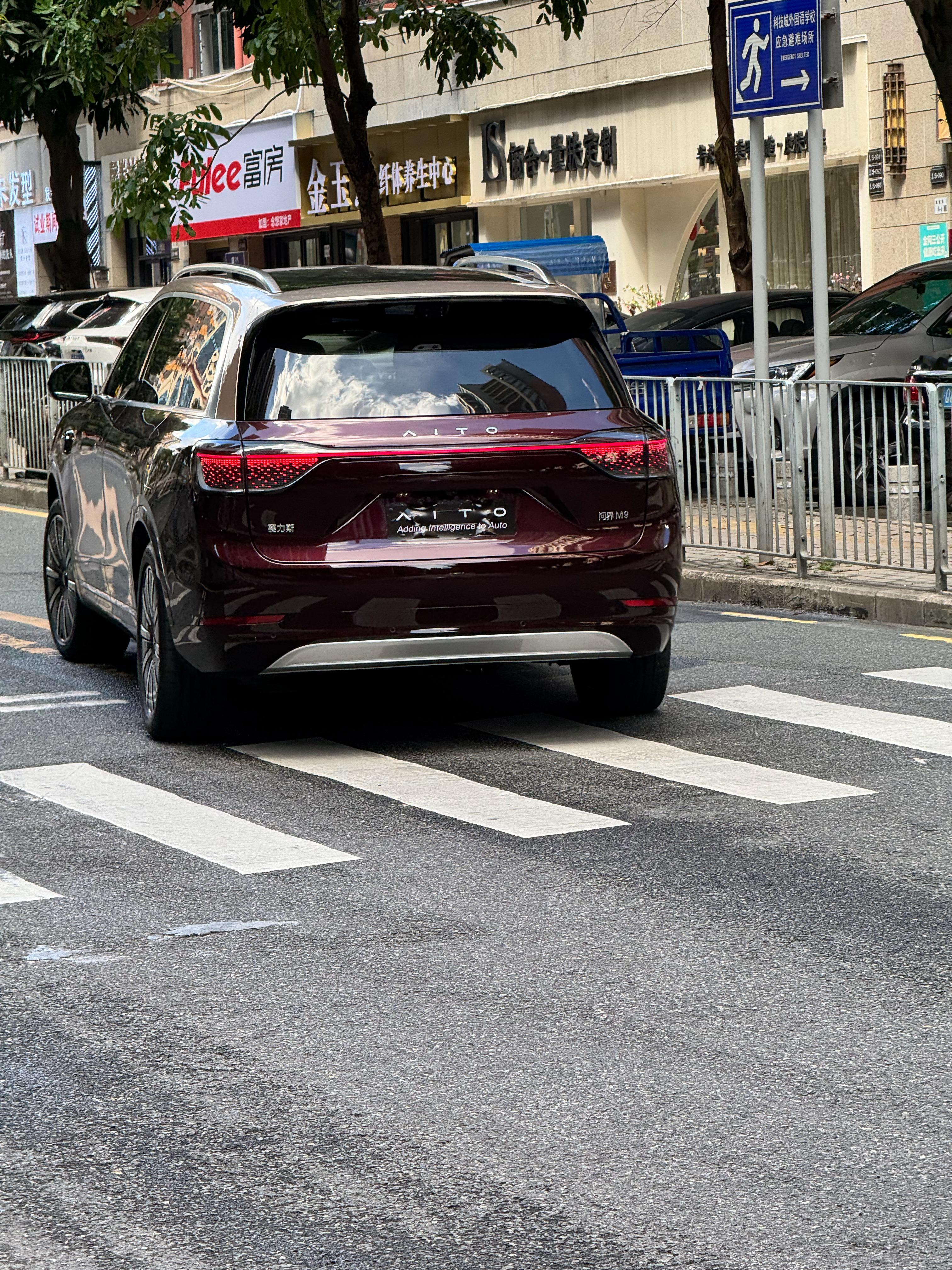小米汽车什么时候能出一辆，像问界M9一样的车 ​​​
