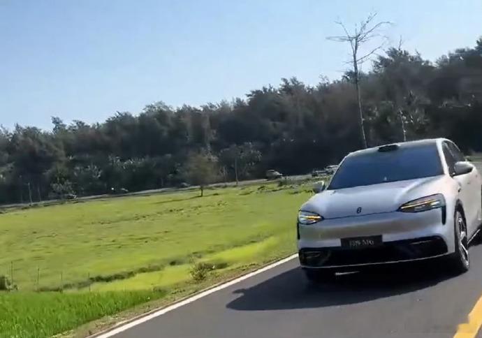 鸿蒙智行问界M6银色实车现身问界M6银色实车曝光，配华为乾崑ADS 4激光雷达，