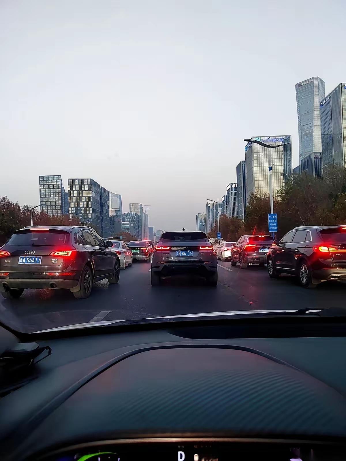 济南下个月，有大批出租车和网约车师傅，可能要失业了。这事儿不赖他们，也不是活儿干